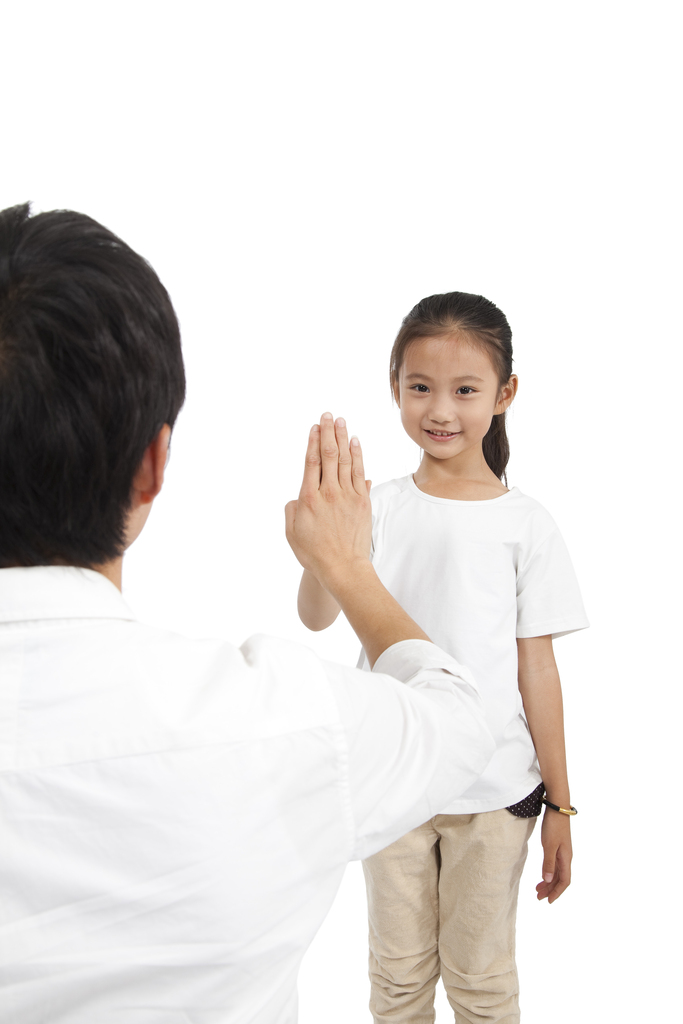 棚拍休闲装年轻父亲和小女孩拍手图片