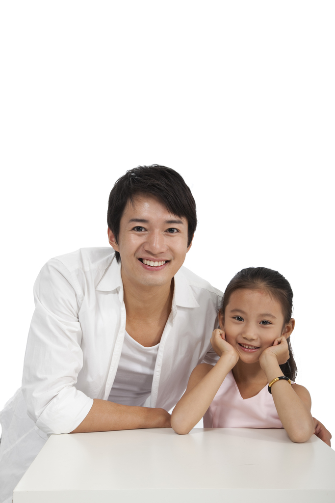 棚拍休闲装年轻父亲和小女孩