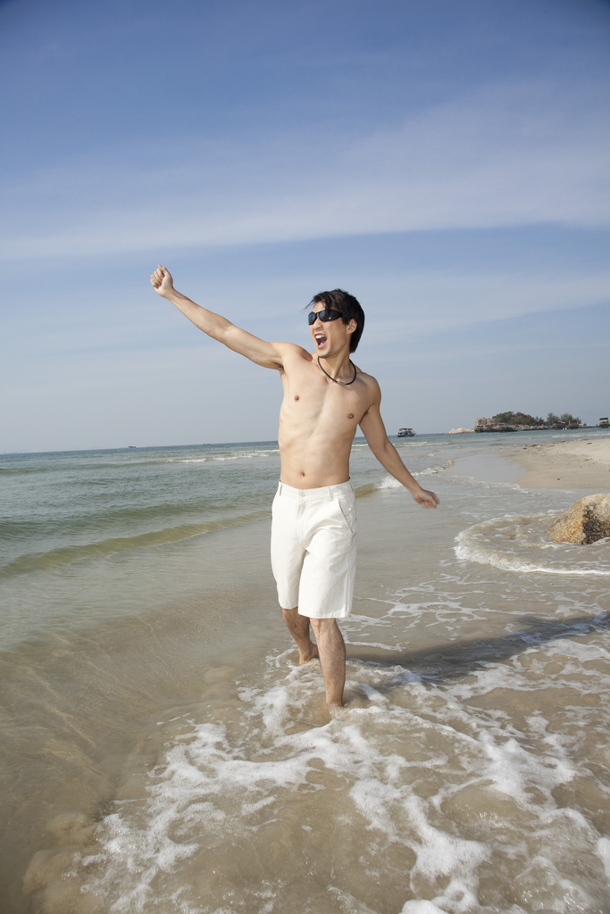 海边休闲装年轻男人奔跑