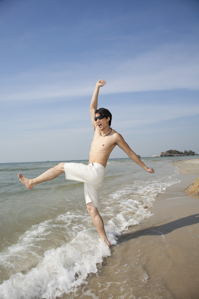 海边休闲装年轻男人奔跑