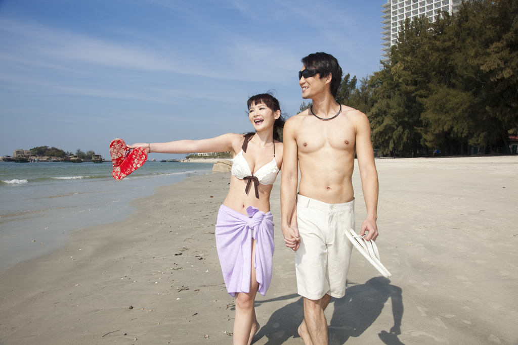 年轻情侣在海边散步图片