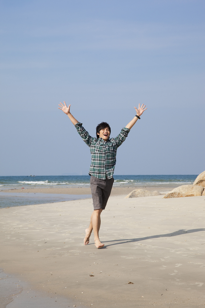 年轻男人在海边奔跑图片