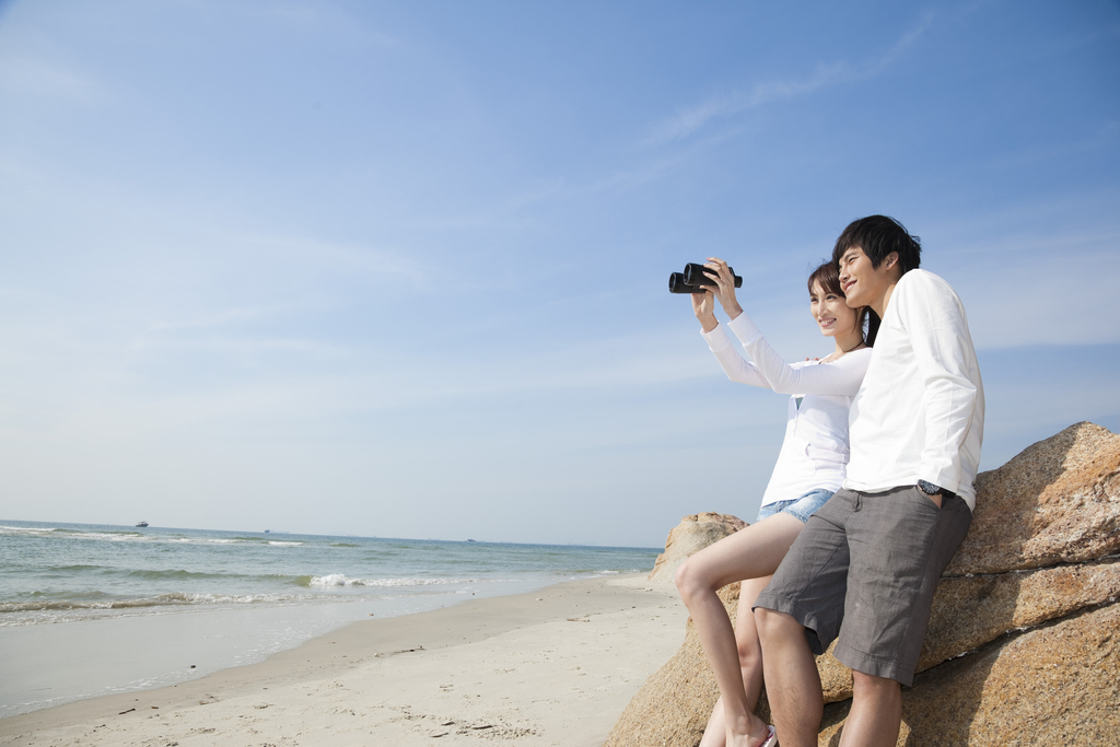 年轻情侣在海边度假