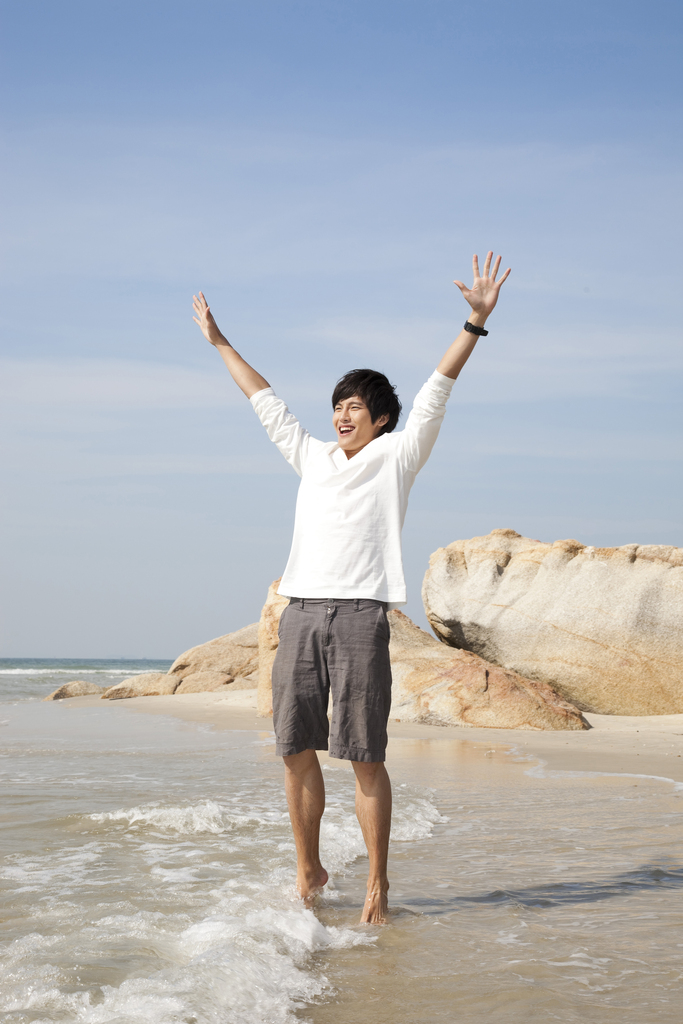 年轻男人在海边度假