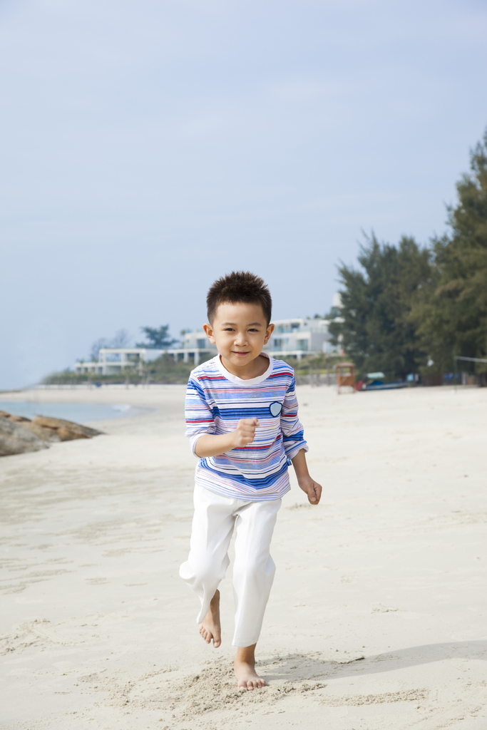 小男孩在海滩奔跑图片