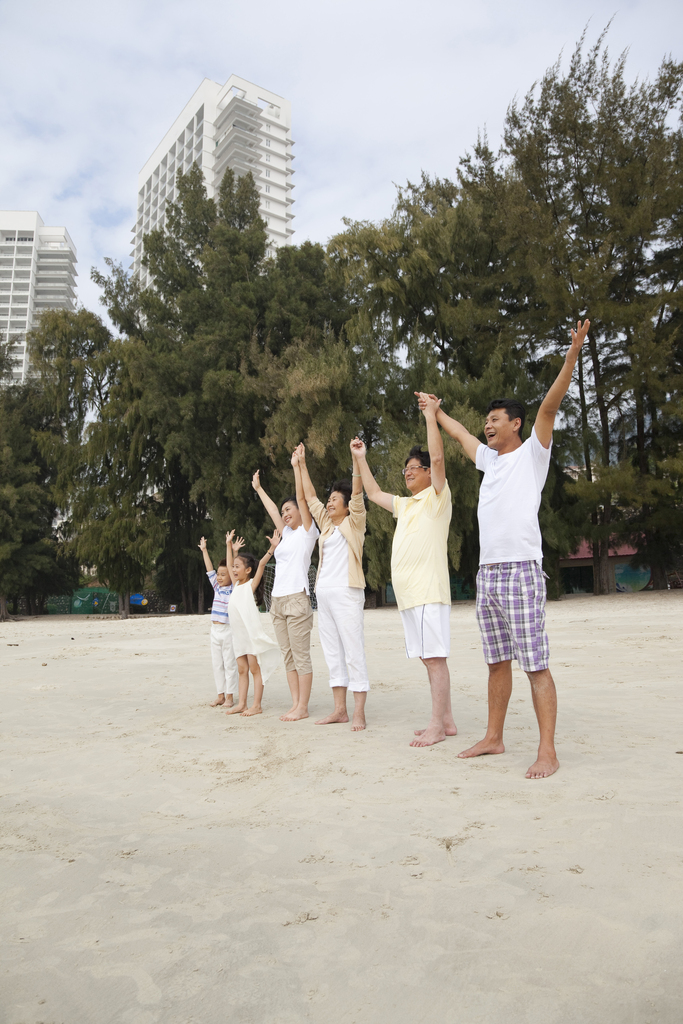 一家人在海滨度假