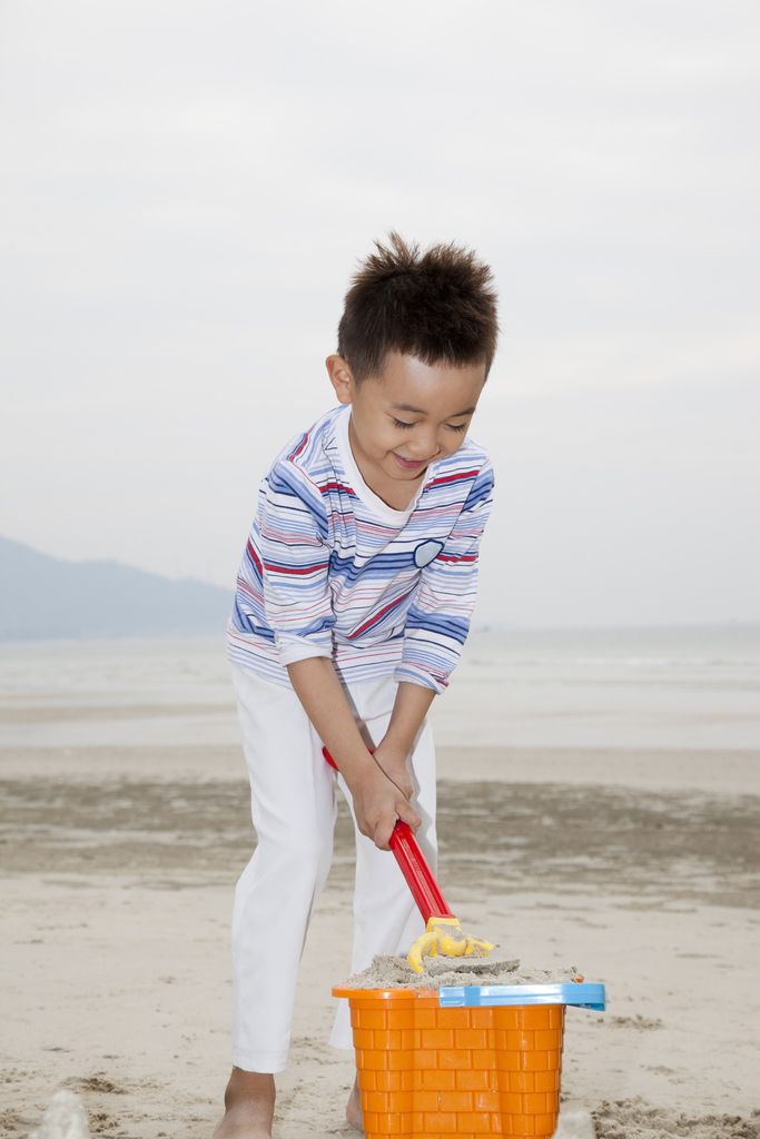 小男孩在海滩玩耍