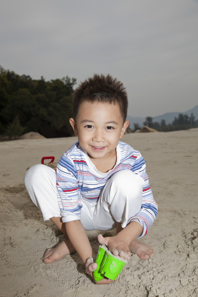 小男孩在海滩玩耍图片