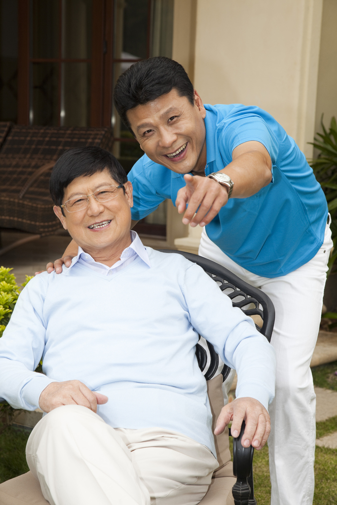 中老年男人在海边酒店度假图片