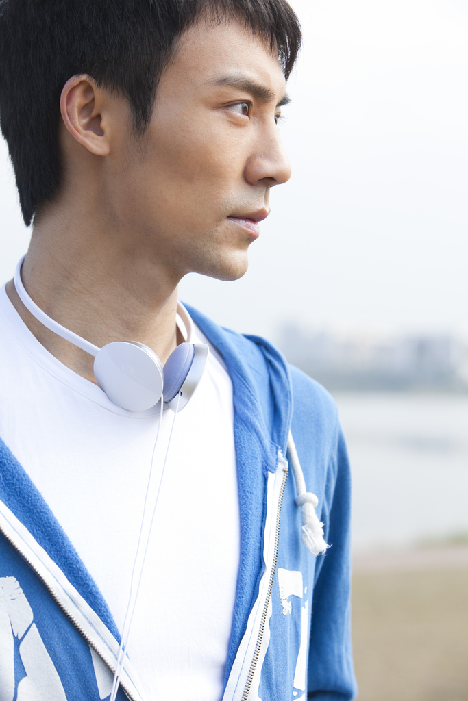年轻男人在郊外