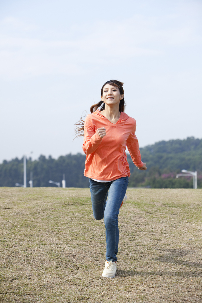 年轻女人在郊外