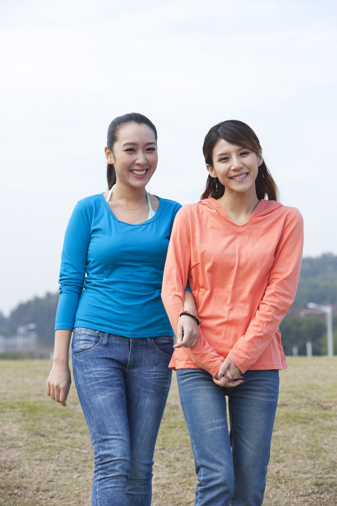 年轻女人在郊外