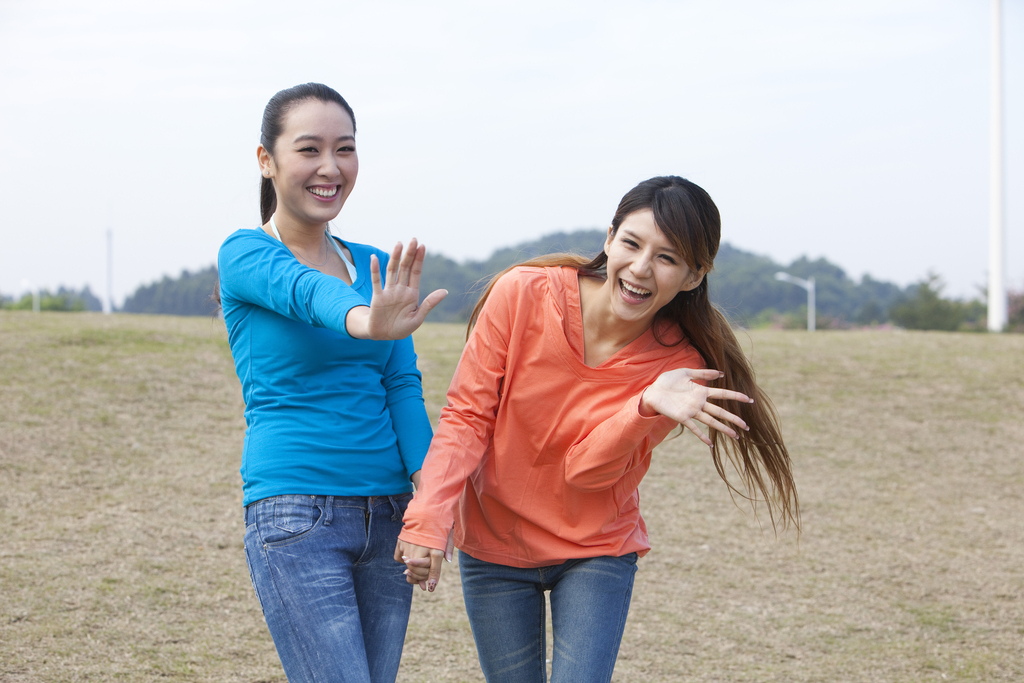 年轻女人在郊外