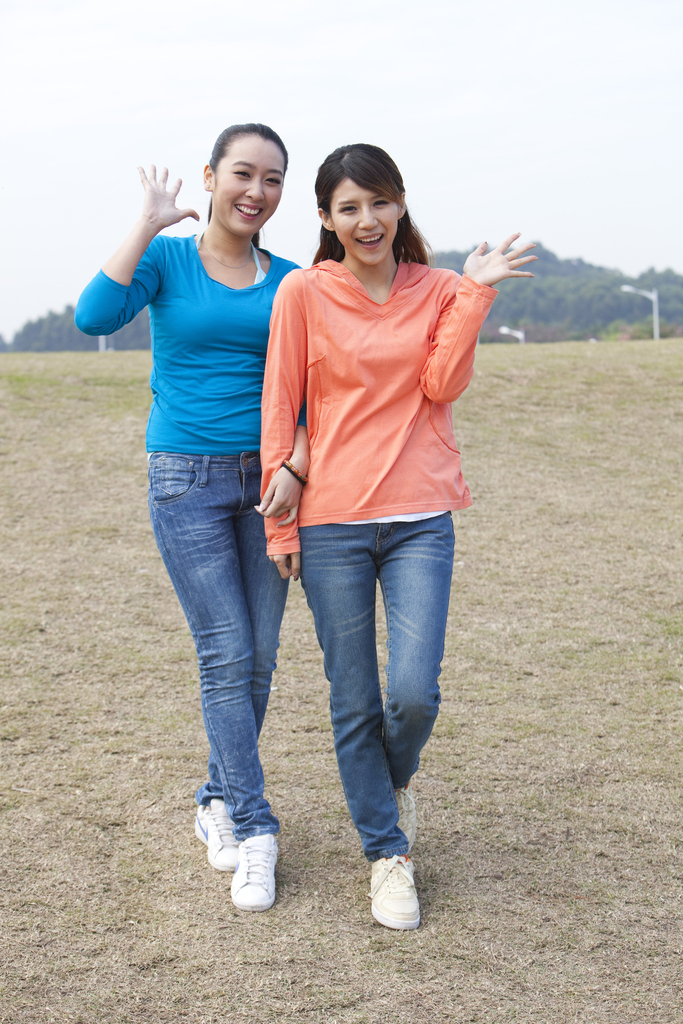 年轻女人在郊外