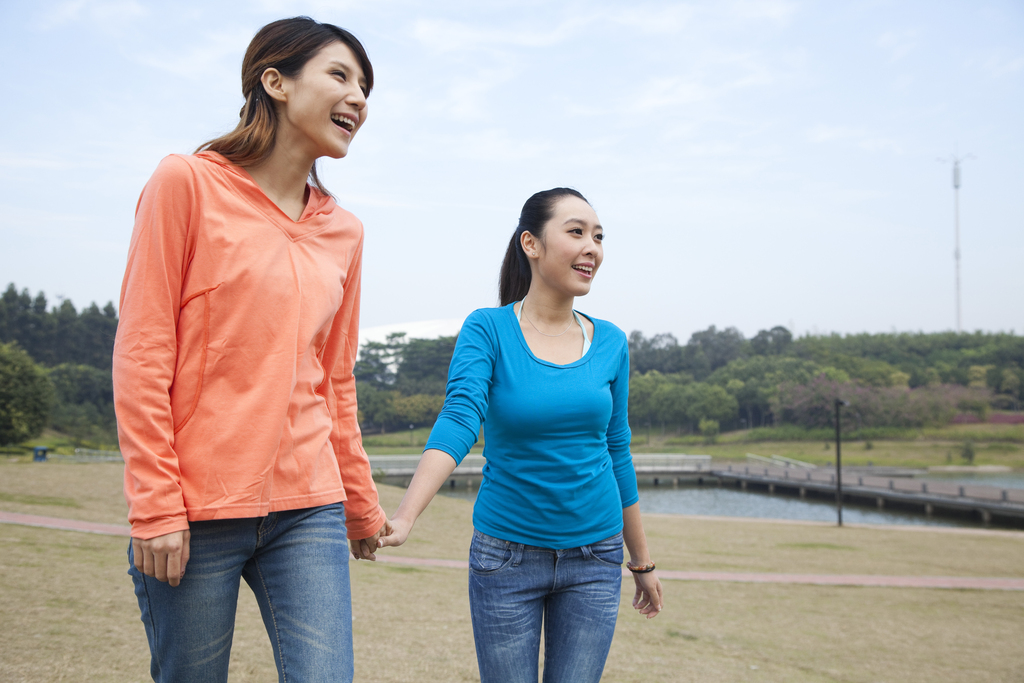 年轻女人在郊外图片