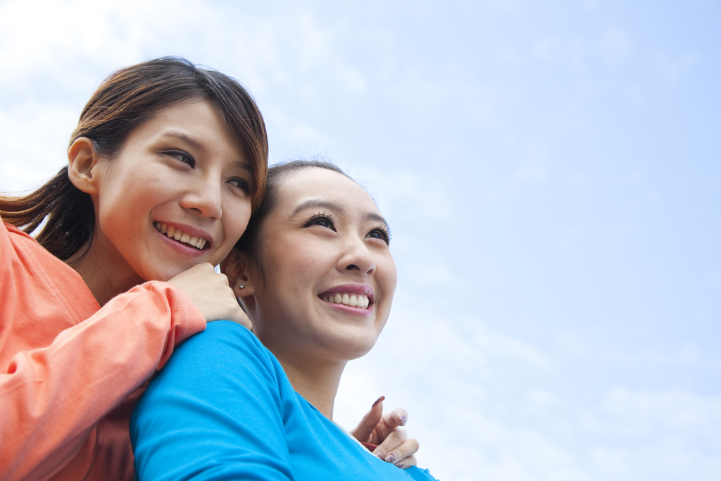 年轻女人在郊外图片