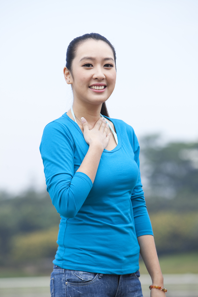 年轻女人在郊外图片