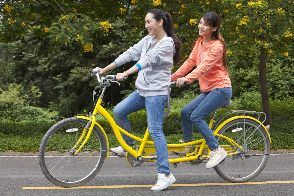 年轻大学生在校园里骑车