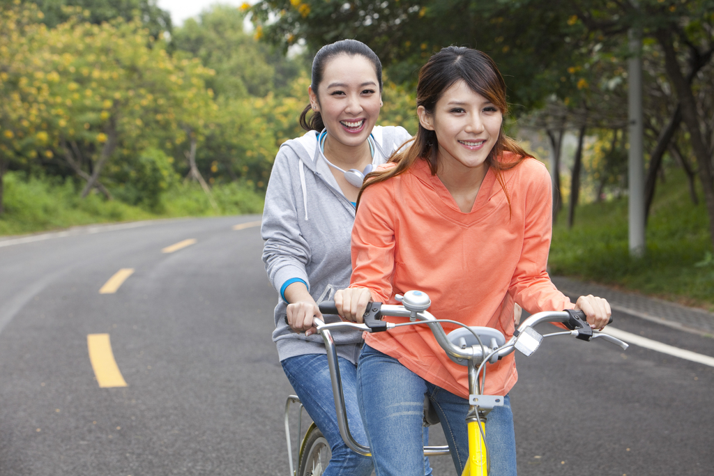 年轻大学生在校园里骑车