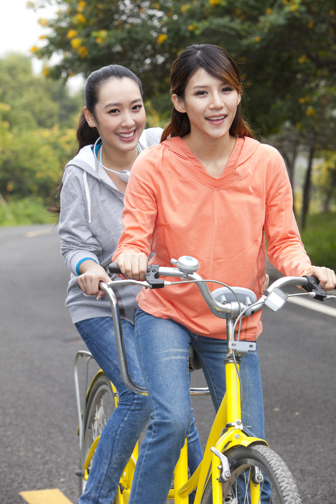 年轻大学生在校园里骑车