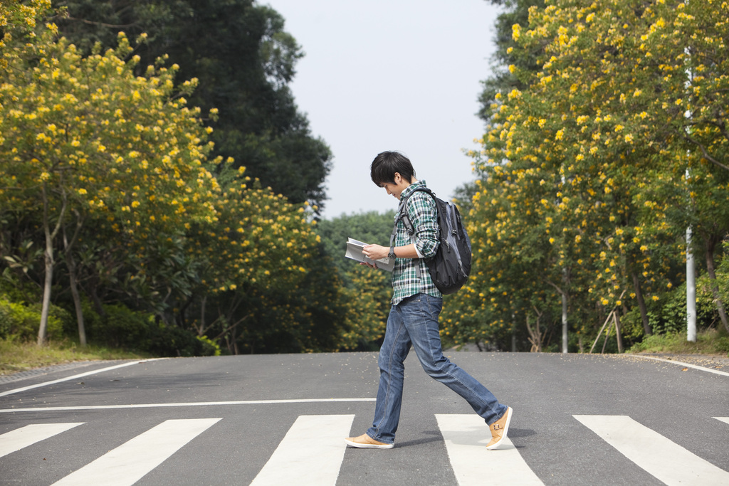 一个年轻男大学生过马路