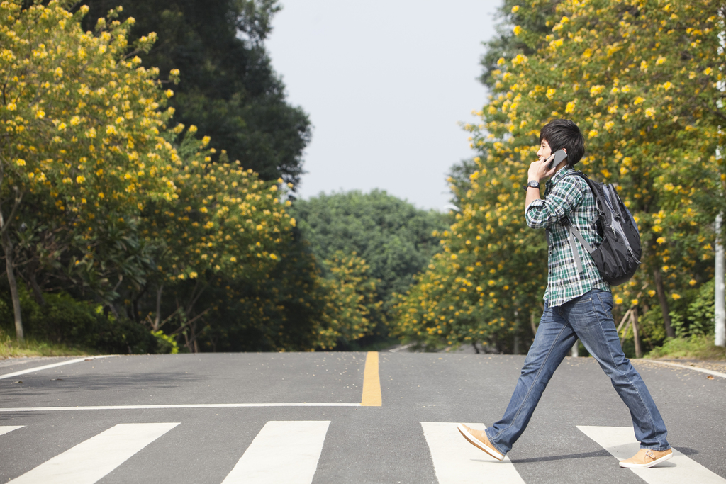 一个年轻男大学生过马路