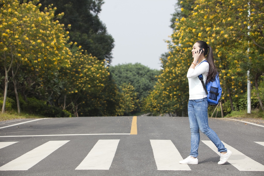 一个年轻女大学生过马路