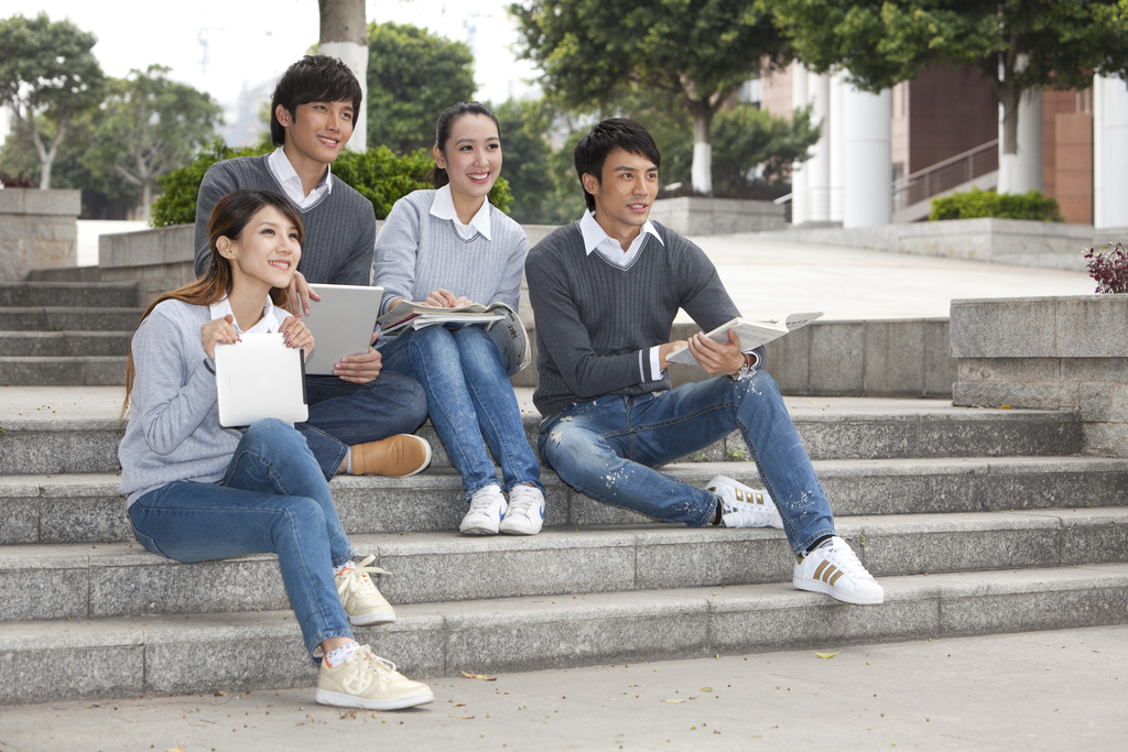 年轻大学生在校园里谈论图片