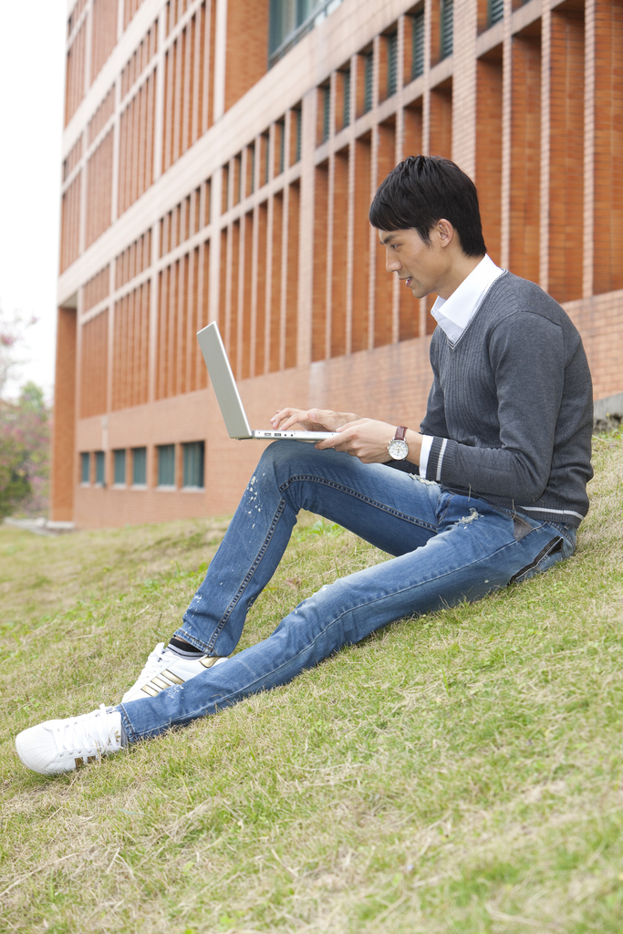 年轻大学生在校园里使用笔记本电脑图片