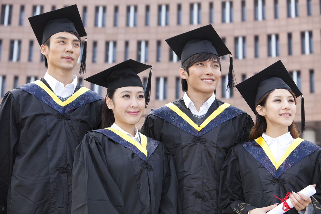 年轻大学生在校园里的毕业典礼