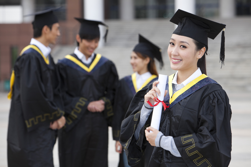 年轻大学生在校园里的毕业典礼