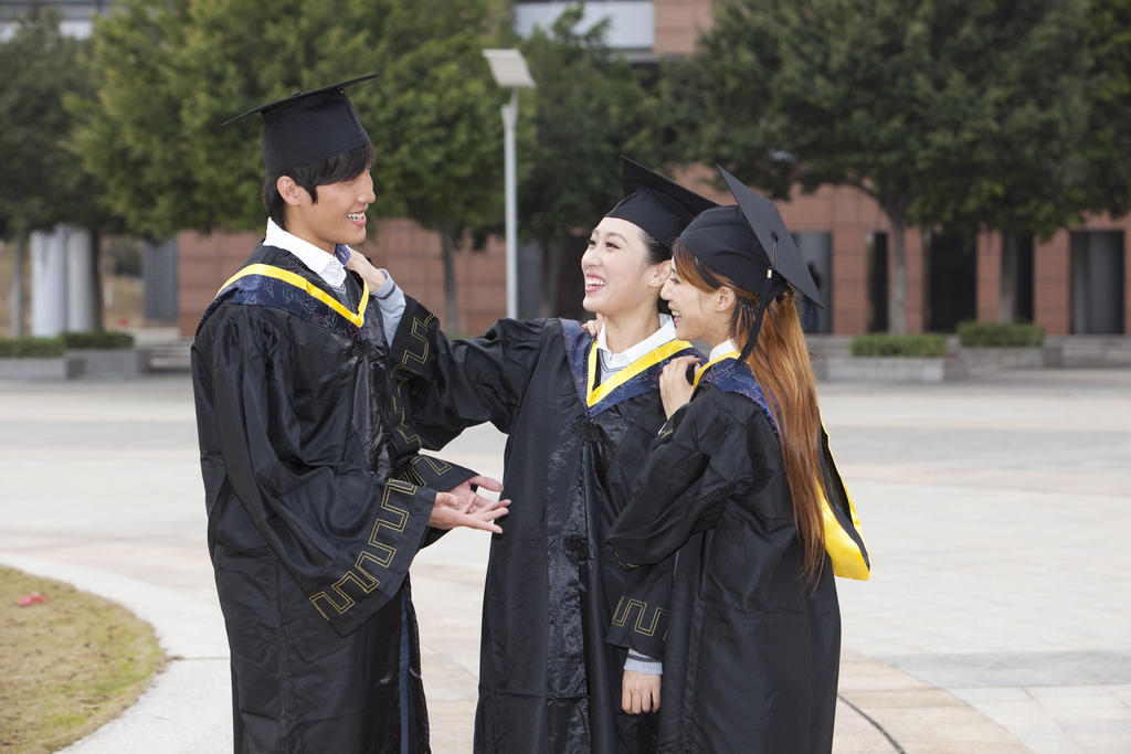 年轻大学生在校园里的毕业典礼