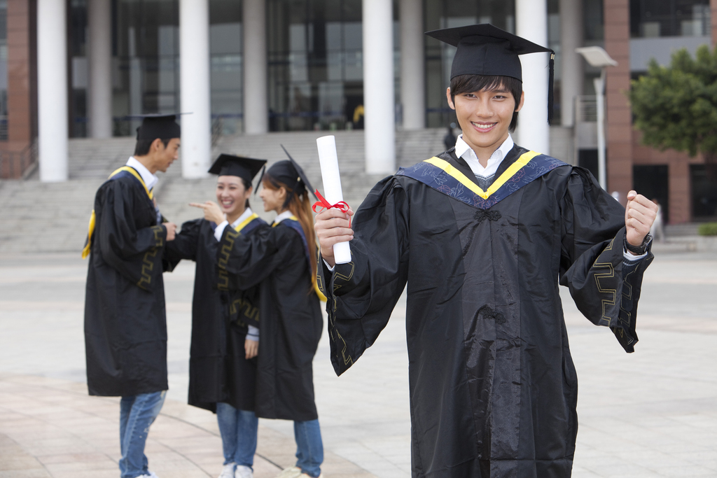 年轻大学生在校园里的毕业典礼图片