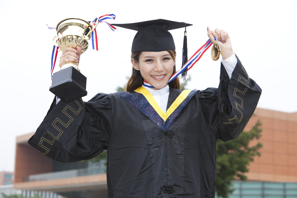 年轻大学生在校园里的毕业典礼图片