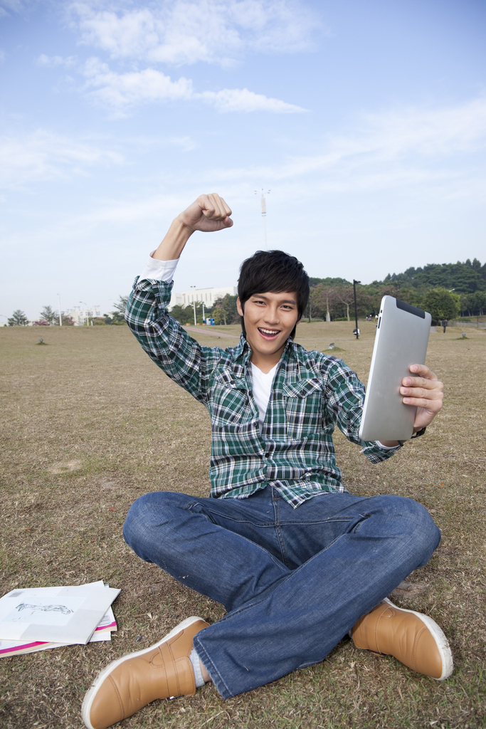 年轻大学生在公园郊游