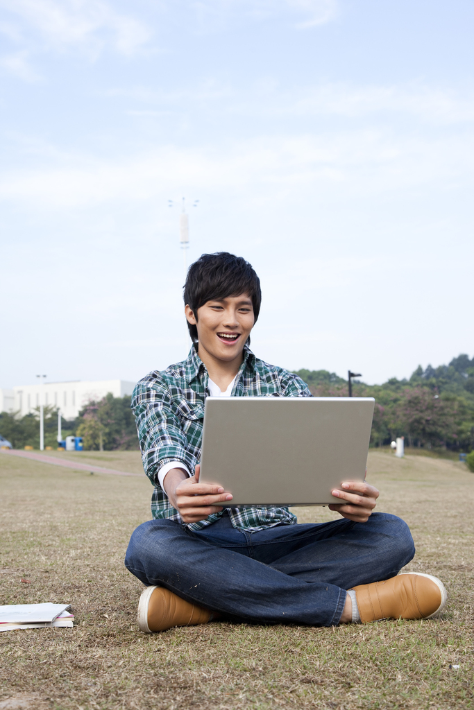 年轻大学生在公园郊游图片