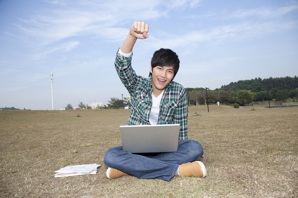 年轻大学生在公园郊游