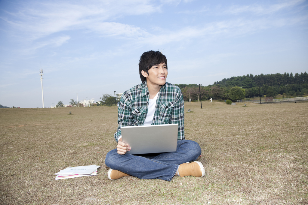 年轻大学生在公园郊游