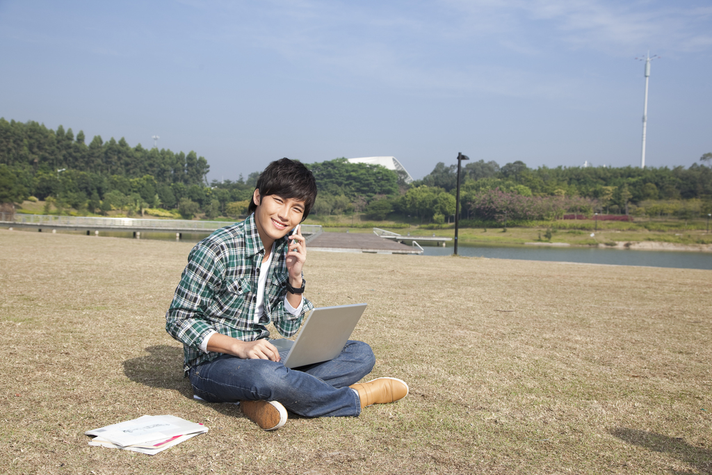 年轻大学生在公园郊游图片