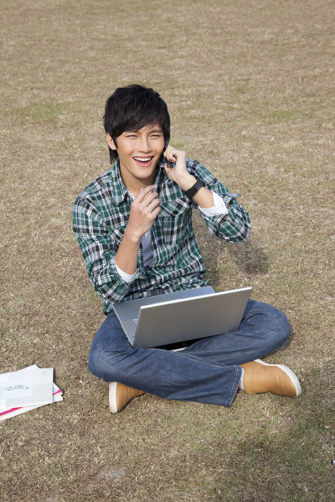 年轻大学生在公园郊游