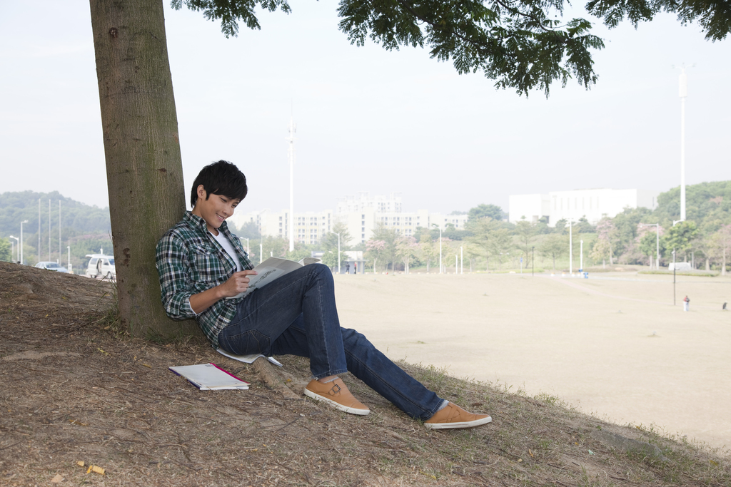 年轻大学生在公园郊游图片
