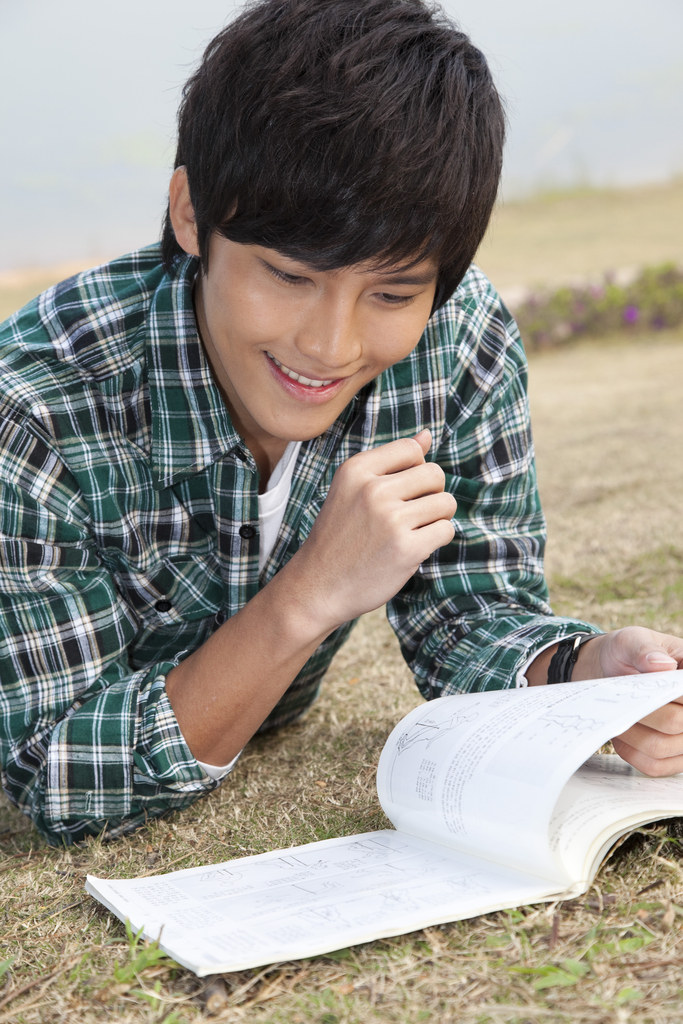 年轻大学生在公园郊游图片