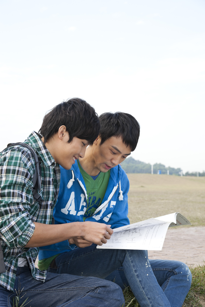 年轻大学生在公园郊游