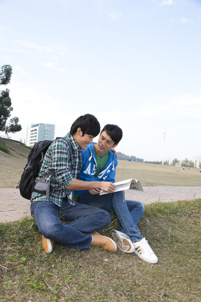 年轻大学生在公园郊游图片