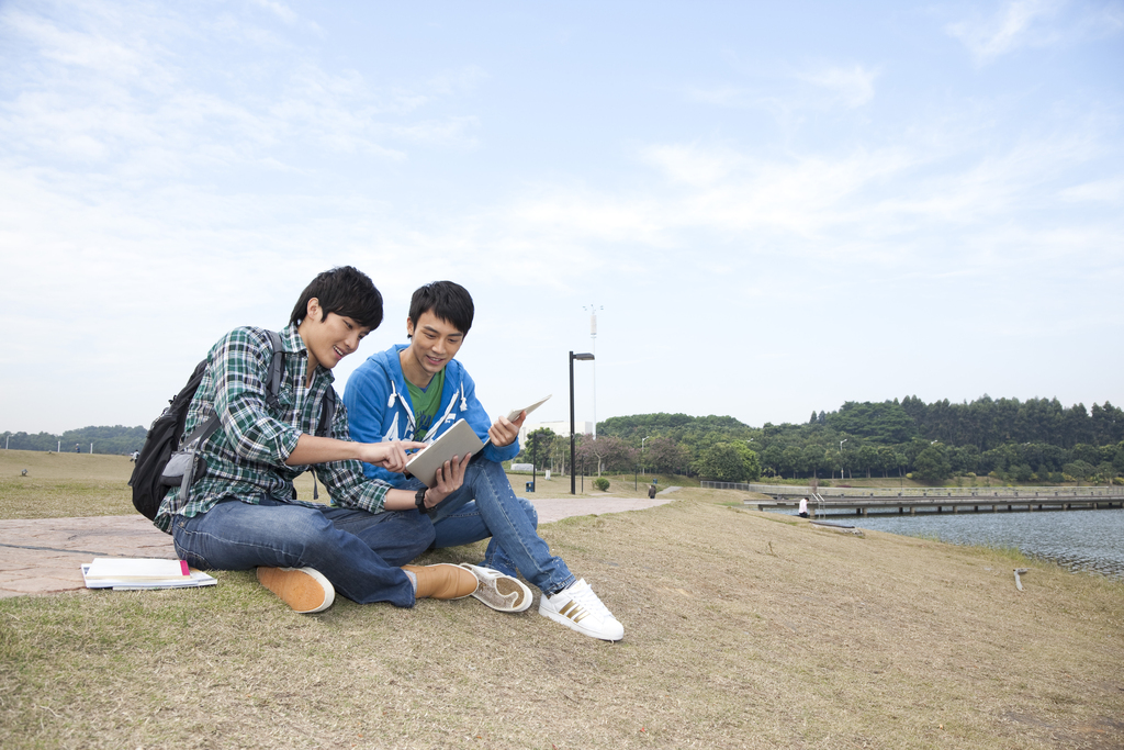 年轻大学生在公园郊游图片