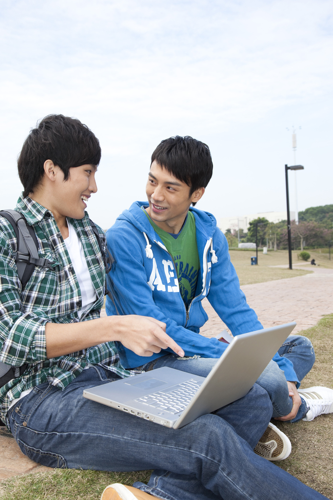 年轻大学生在公园郊游图片