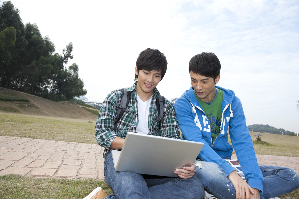 年轻大学生在公园郊游图片