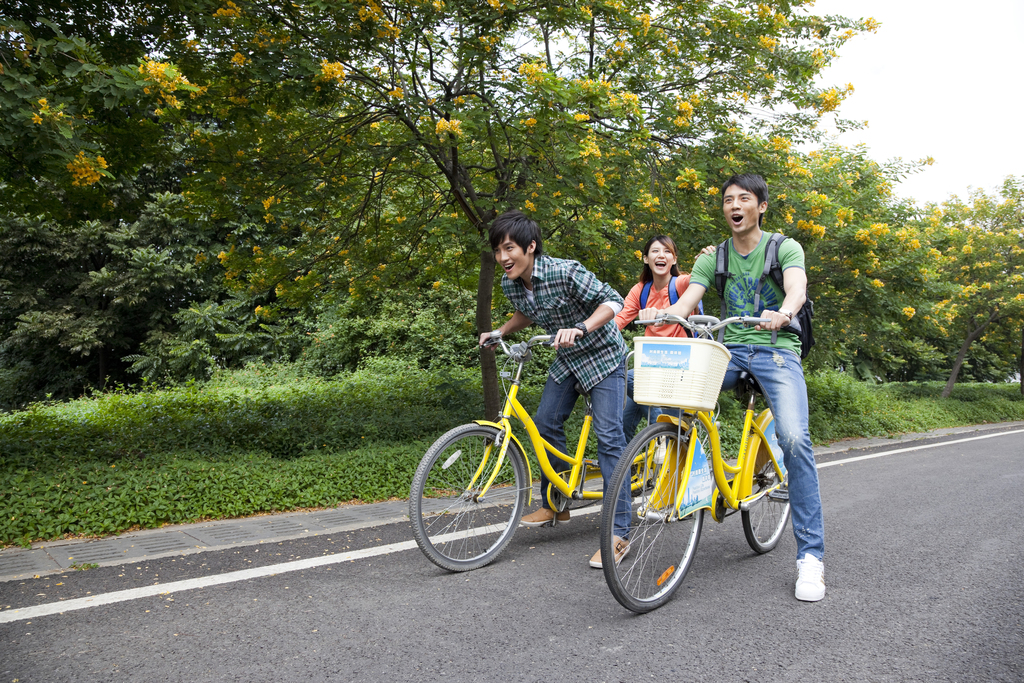 年轻大学生在校园里骑车