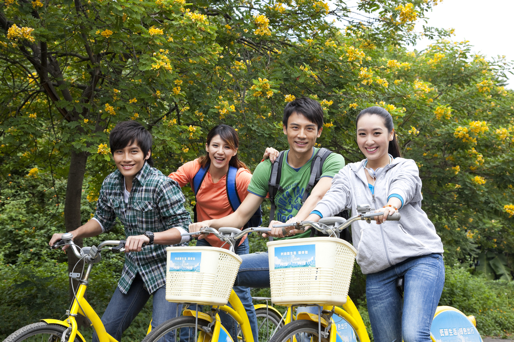 年轻大学生在校园里骑车