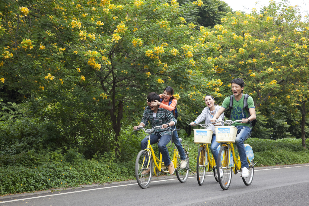 年轻大学生在校园里骑车